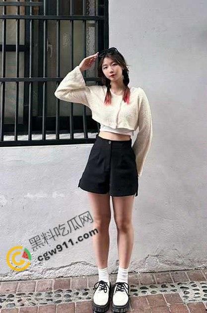 广东师范大学【唐蓉慧】：清纯外表掩盖惊人巨浪，奶大腿长揉奶自慰供金主欣赏，粉嫩骚穴，诱人至深-1