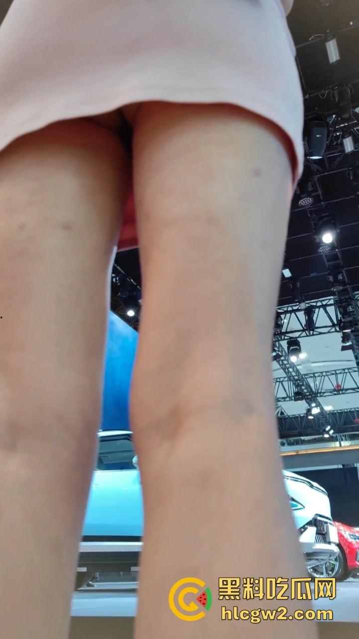 广州极品车模太诱人裙底被抄底偷拍，短裙下面逼毛可见 车展手枪侠现场撸射销售，大屁股销售成了发泄靶子！-1