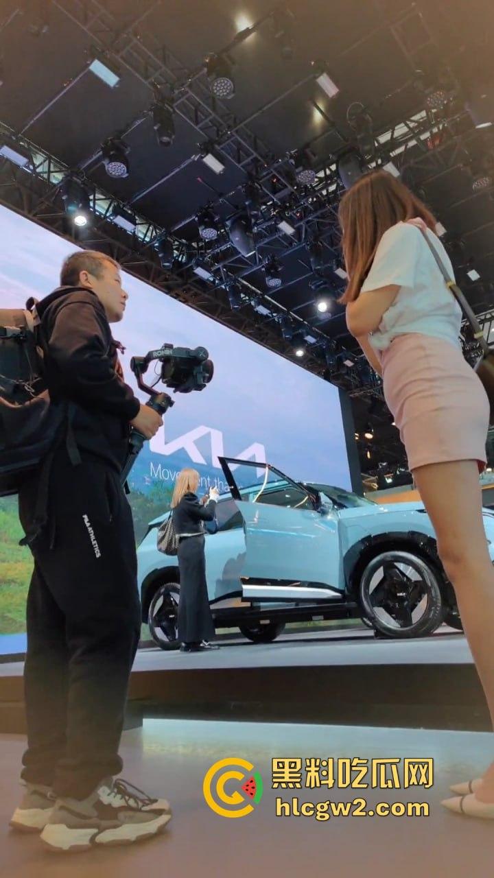 广州极品车模太诱人裙底被抄底偷拍，短裙下面逼毛可见 车展手枪侠现场撸射销售，大屁股销售成了发泄靶子！-4