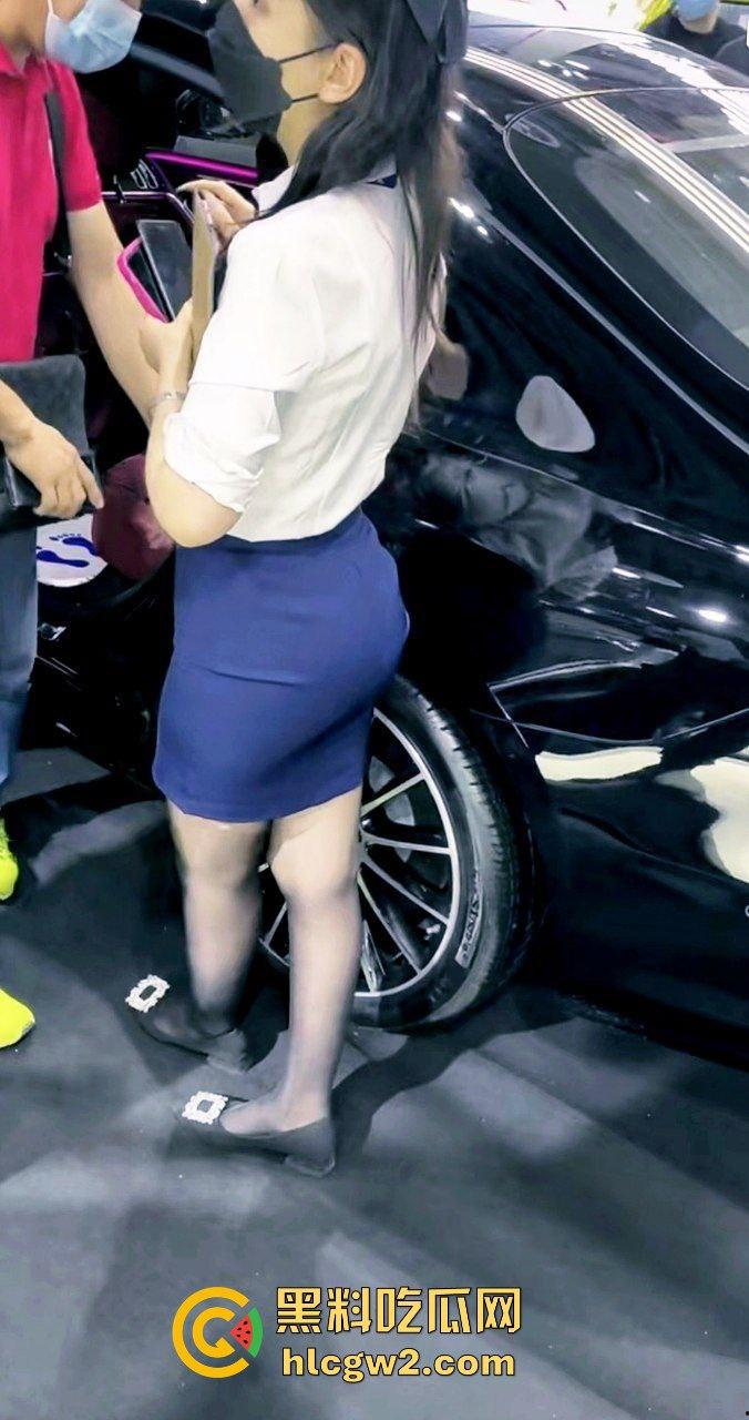广州极品车模太诱人裙底被抄底偷拍，短裙下面逼毛可见 车展手枪侠现场撸射销售，大屁股销售成了发泄靶子！-10
