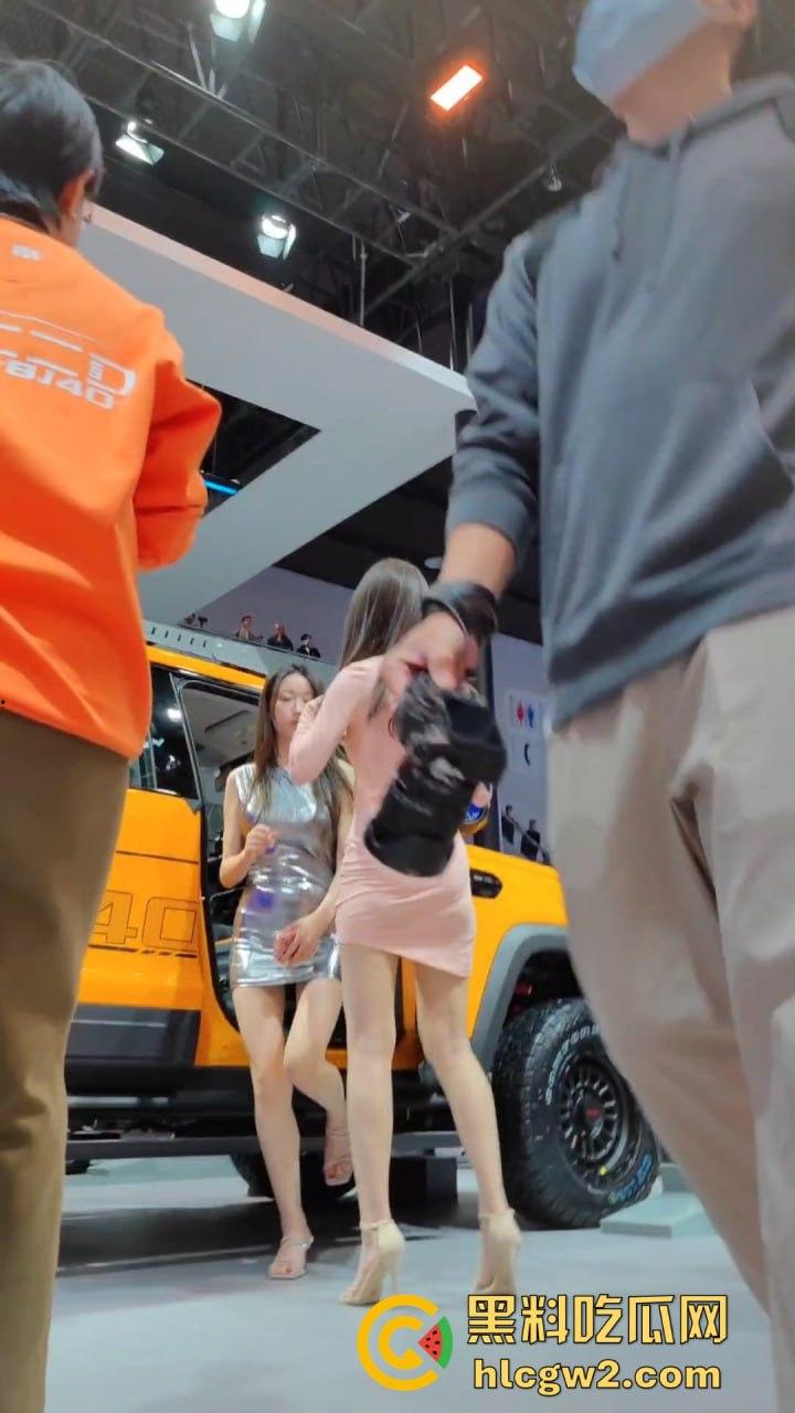 广州极品车模太诱人裙底被抄底偷拍，短裙下面逼毛可见 车展手枪侠现场撸射销售，大屁股销售成了发泄靶子！-11