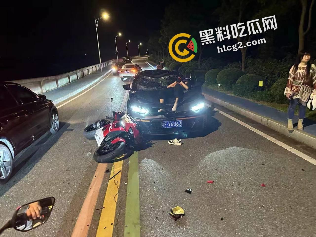 慎人事件!江苏苏州影豹R车主逆行 撞飞摩托车 连人带车坠落引擎盖 重重砸伤晕厥-9