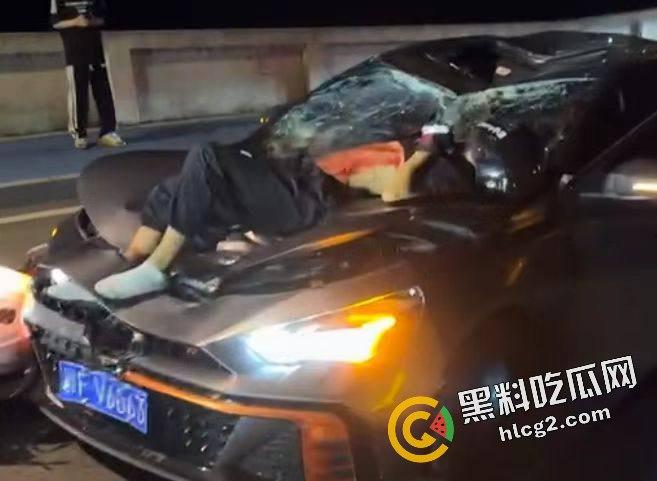 慎人事件!江苏苏州影豹R车主逆行 撞飞摩托车 连人带车坠落引擎盖 重重砸伤晕厥-13