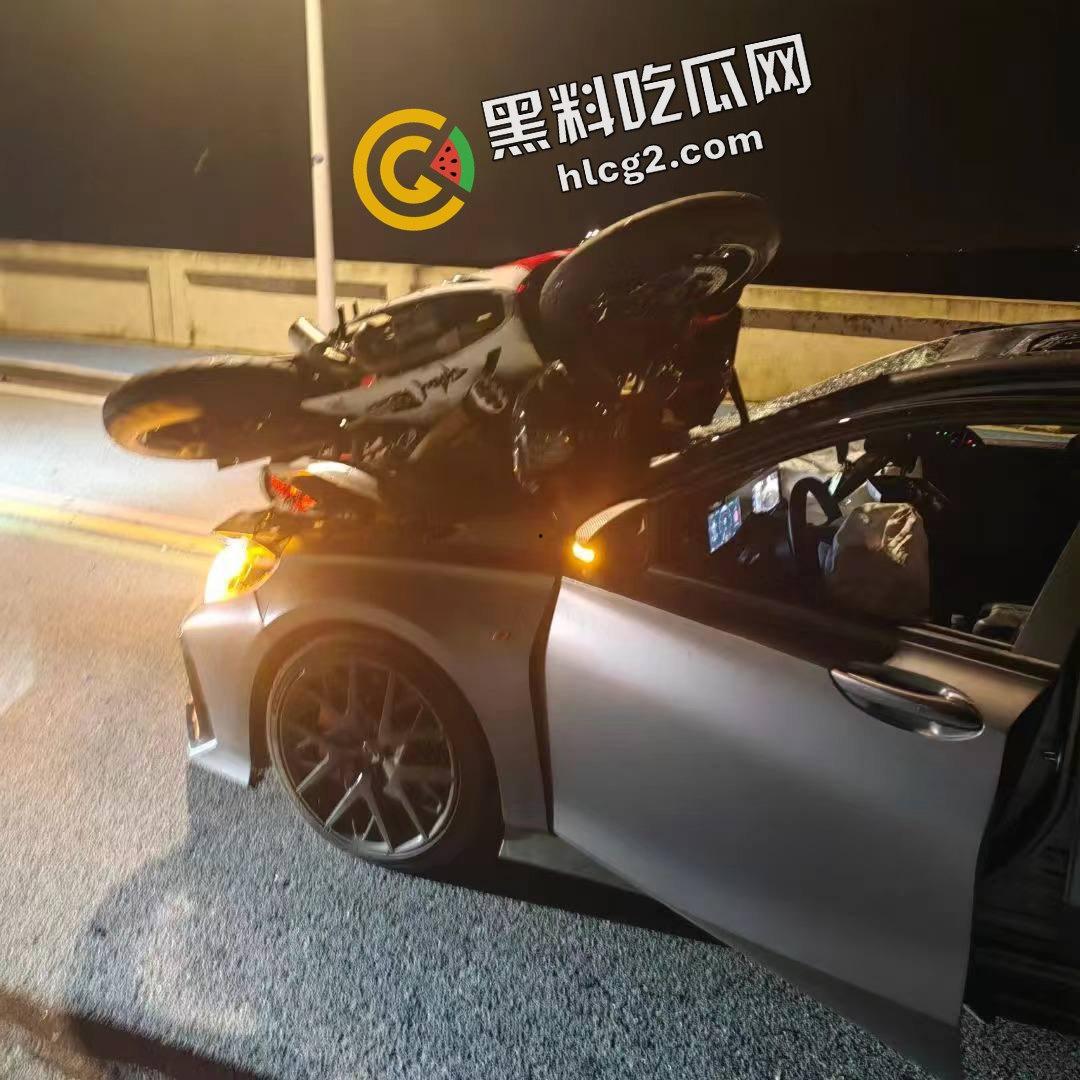 慎人事件!江苏苏州影豹R车主逆行 撞飞摩托车 连人带车坠落引擎盖 重重砸伤晕厥-15