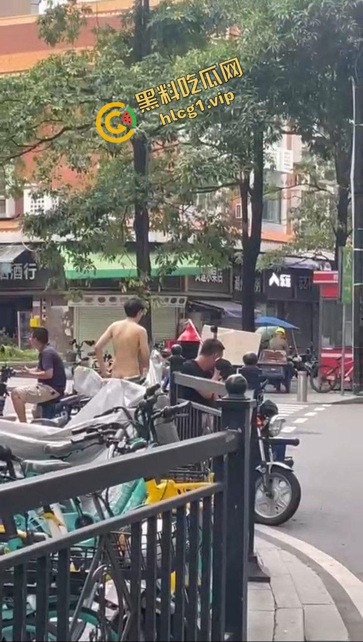 广东广州惊现帅哥裸男!一路猥亵女子 一同上车!炸裂全网!-7