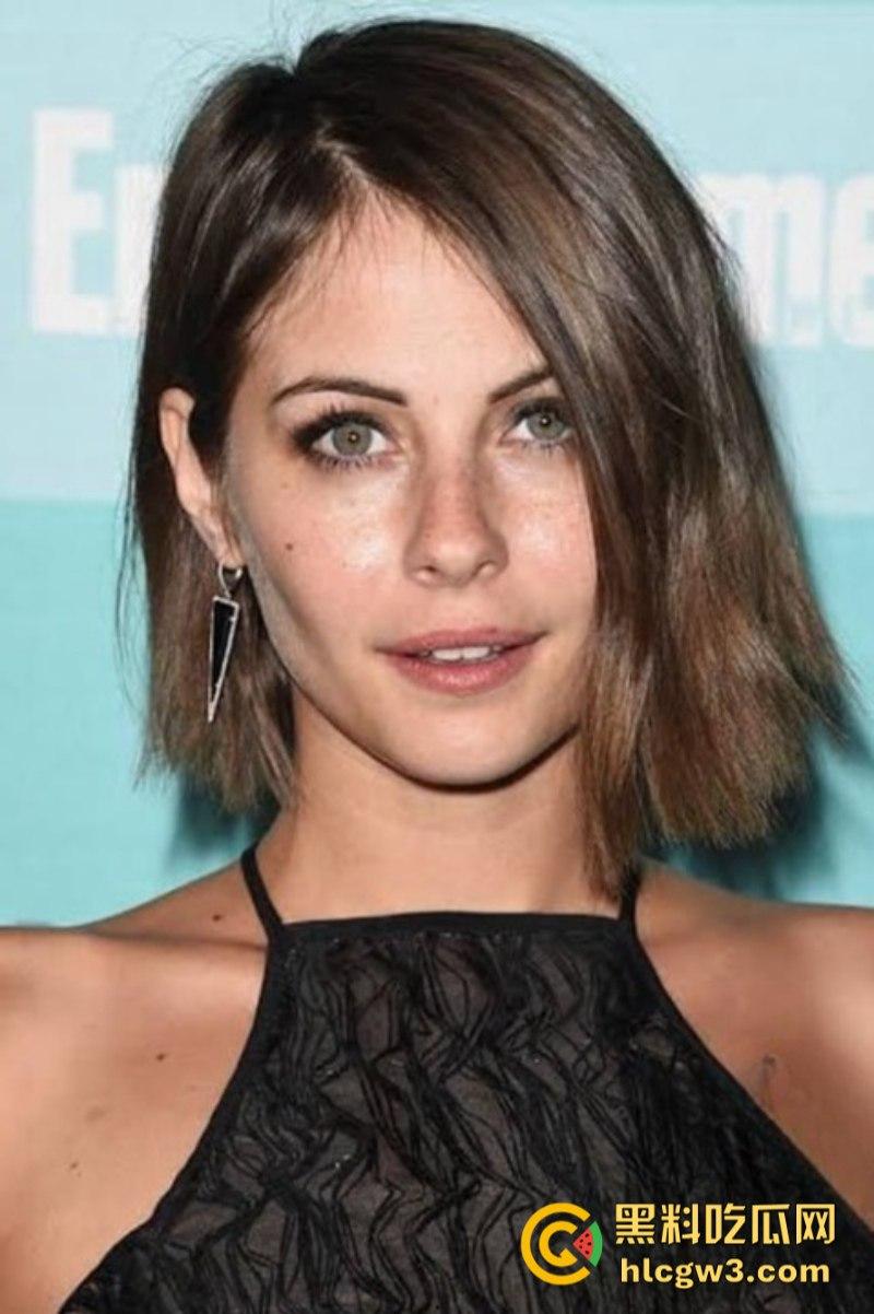 好莱坞艳照门!美国性感女星【薇拉·贺兰德】被男伴按在身下无套疯狂抽插!-2