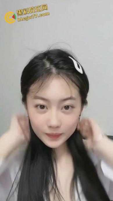 抖音清纯【虾滑】人设大翻车!乖乖女下海当福利姬,娇羞初恋脸秒变撩人尤物,超甜自慰尺度炸裂!-3