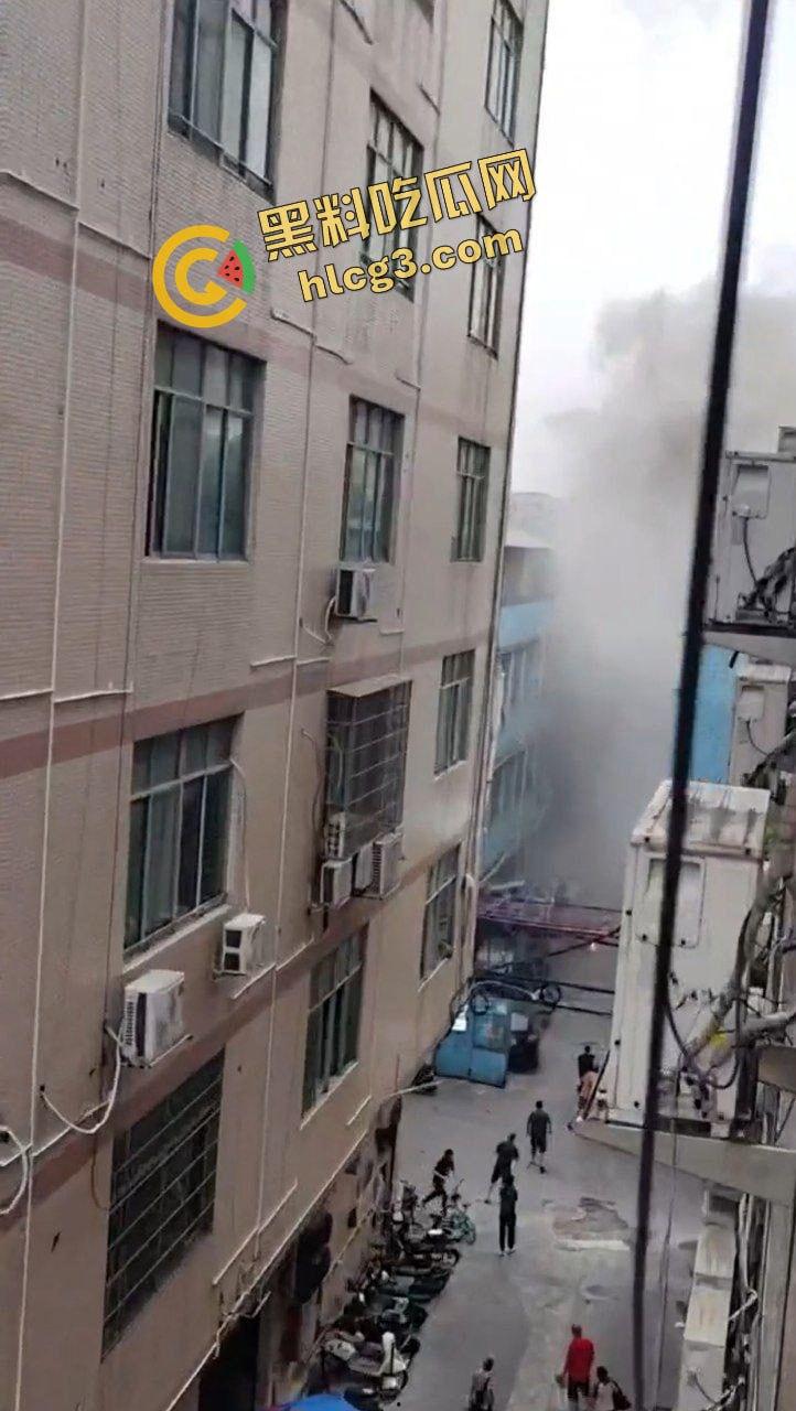 广州白云一仓库燃爆!火舌肆虐 浓烟滚滚 惊现小火人 致5人受伤!-7