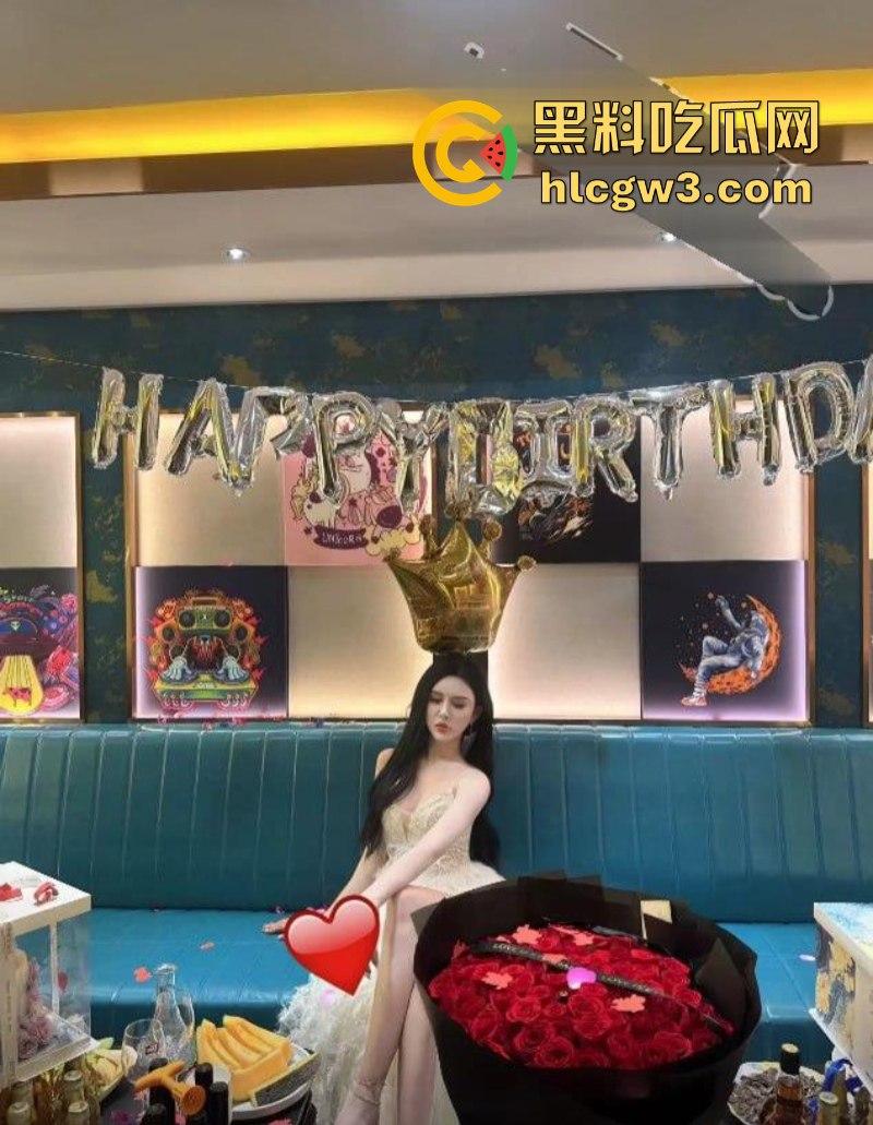 抖音网红Ts 韩小爱双性恋 酒店里金主爸爸面前表演磨逼 逗得金主爸爸最后高潮-7