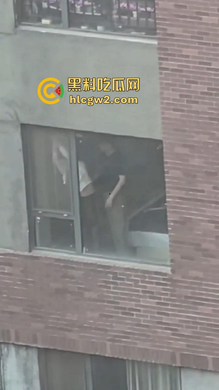 隔壁楼男子窗户边吊打女子调教 小皮鞭啪啪作响还疯狂RUA胸 奶子都反光了这拍视频的哥们真是个神!-2