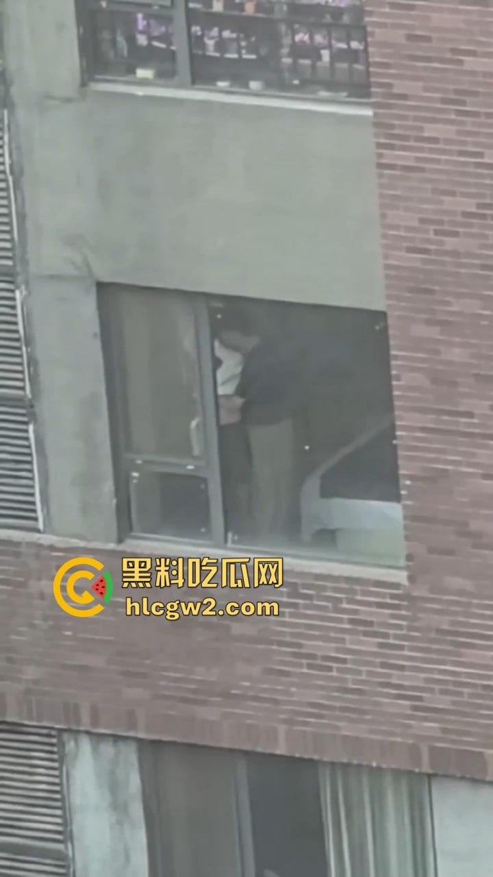 隔壁楼男子窗户边吊打女子调教 小皮鞭啪啪作响还疯狂RUA胸 奶子都反光了这拍视频的哥们真是个神!-3