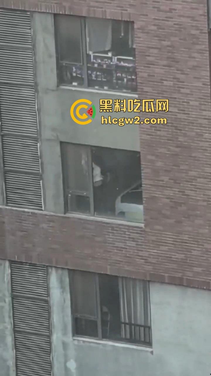 隔壁楼男子窗户边吊打女子调教 小皮鞭啪啪作响还疯狂RUA胸 奶子都反光了这拍视频的哥们真是个神!-4