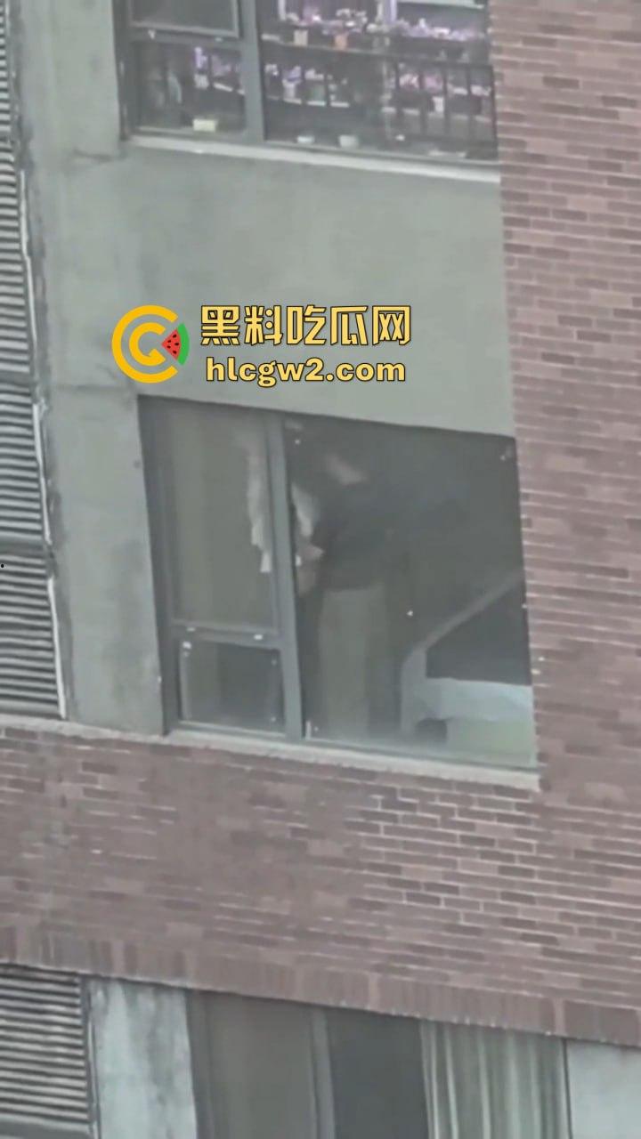 隔壁楼男子窗户边吊打女子调教 小皮鞭啪啪作响还疯狂RUA胸 奶子都反光了这拍视频的哥们真是个神!-7