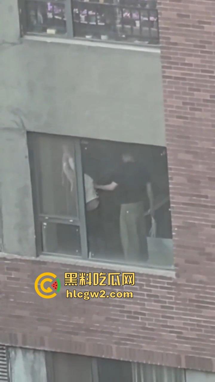 隔壁楼男子窗户边吊打女子调教 小皮鞭啪啪作响还疯狂RUA胸 奶子都反光了这拍视频的哥们真是个神!-8