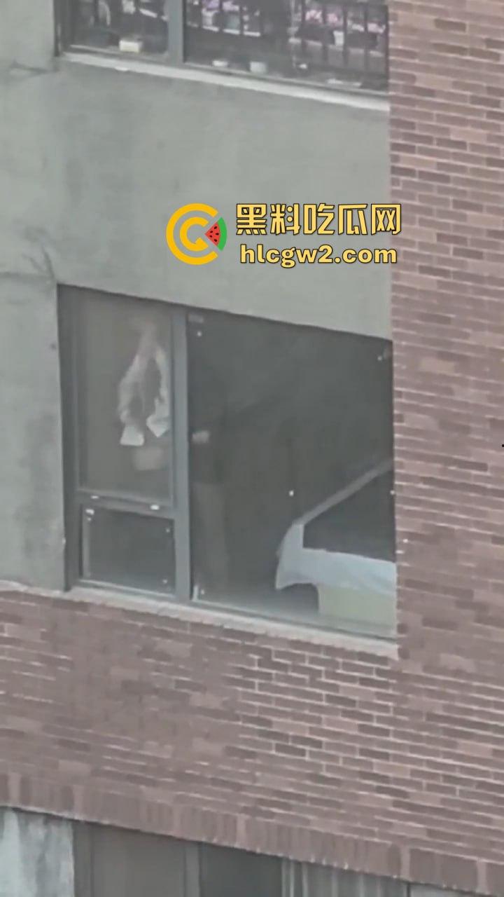 隔壁楼男子窗户边吊打女子调教 小皮鞭啪啪作响还疯狂RUA胸 奶子都反光了这拍视频的哥们真是个神!-9