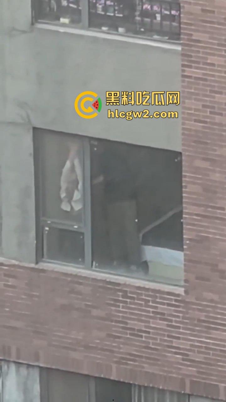 隔壁楼男子窗户边吊打女子调教 小皮鞭啪啪作响还疯狂RUA胸 奶子都反光了这拍视频的哥们真是个神!-11