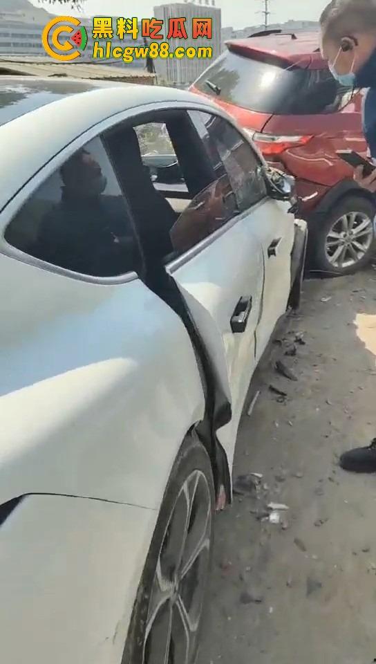 温州女司机上演生死时速，新手误把油门当刹车，狂飙130迈停不下来，最后靠撞车减速！-6