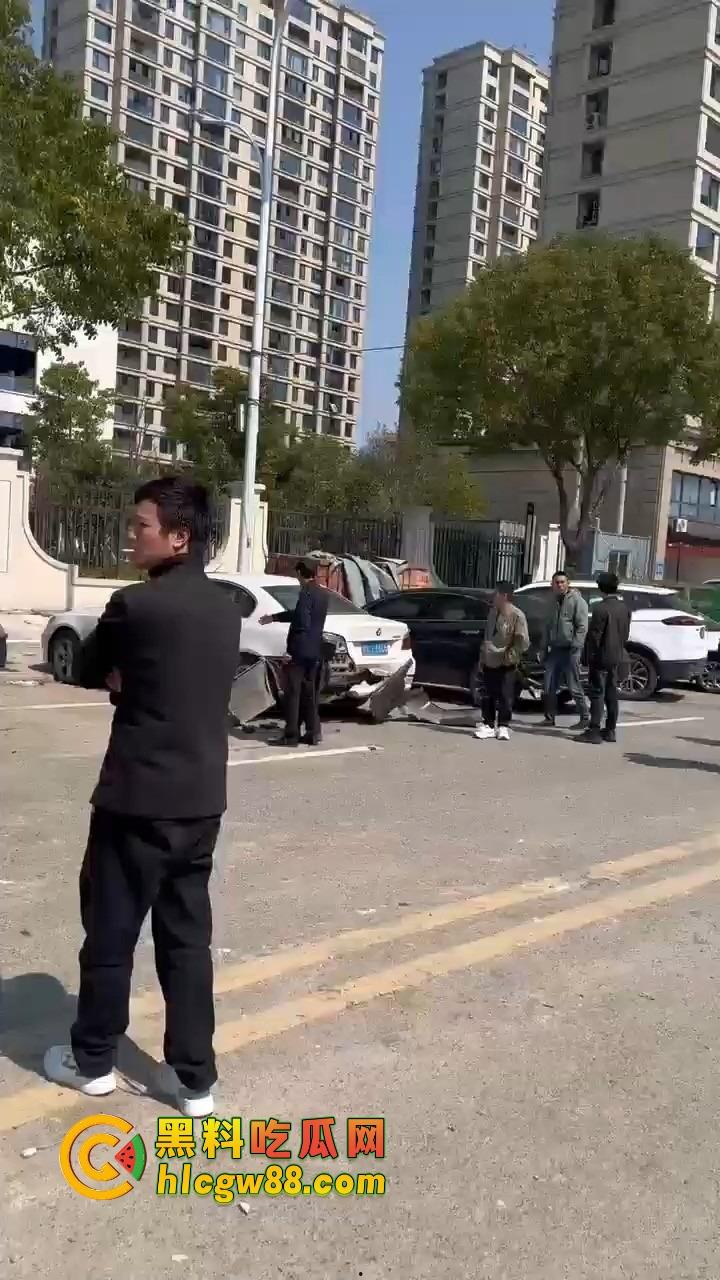 温州女司机上演生死时速，新手误把油门当刹车，狂飙130迈停不下来，最后靠撞车减速！-7