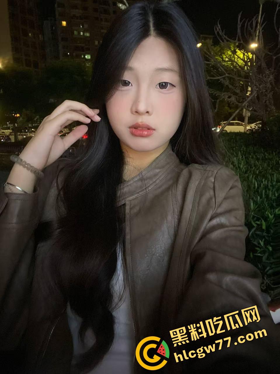 广东食品药品职院情侣操场野战,女友逼痒坐男友腿蹭逼蹭到湿,小哥握腰狂挺差点就插进去!-2