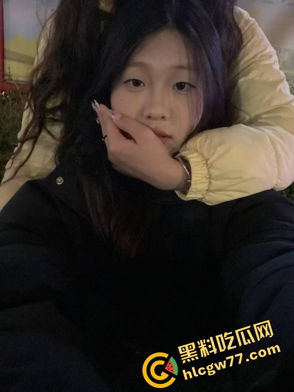 广东食品药品职院情侣操场野战,女友逼痒坐男友腿蹭逼蹭到湿,小哥握腰狂挺差点就插进去!-3