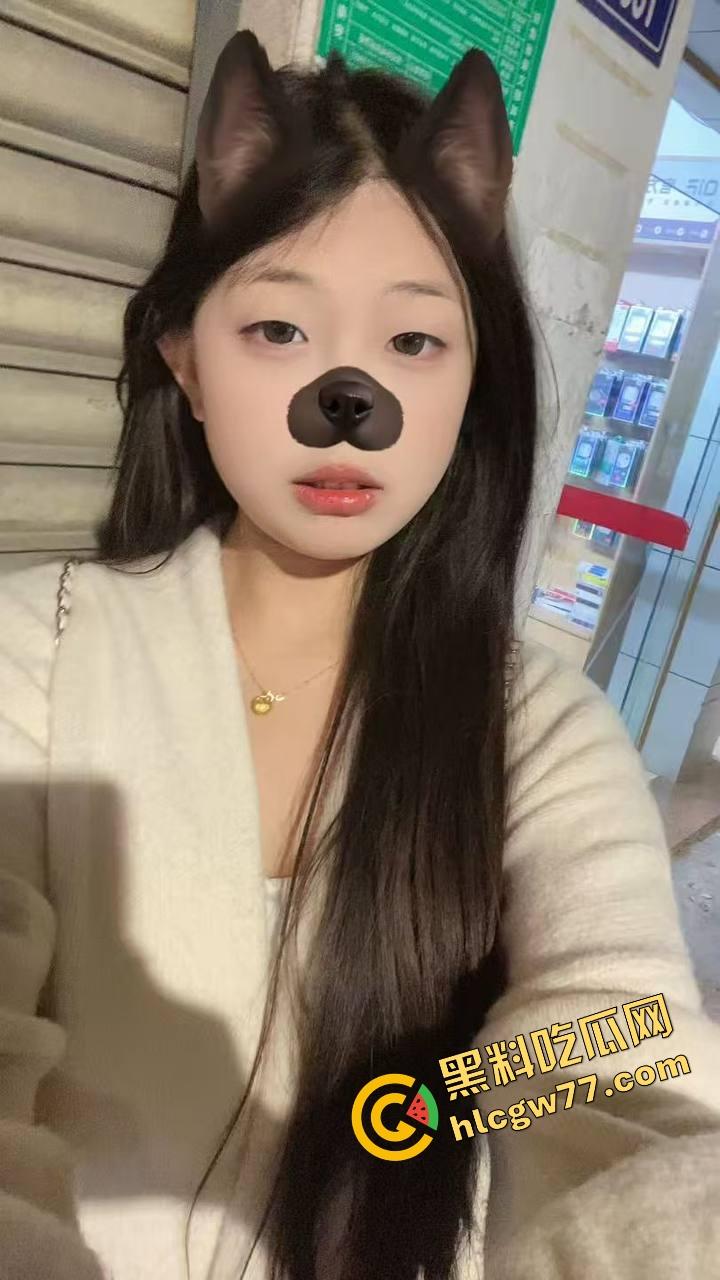 广东食品药品职院情侣操场野战,女友逼痒坐男友腿蹭逼蹭到湿,小哥握腰狂挺差点就插进去!-4