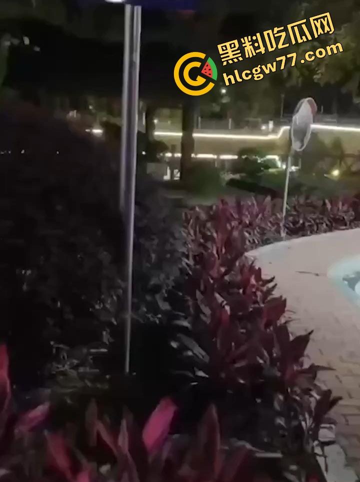 广东食品药品职院情侣操场野战,女友逼痒坐男友腿蹭逼蹭到湿,小哥握腰狂挺差点就插进去!-6