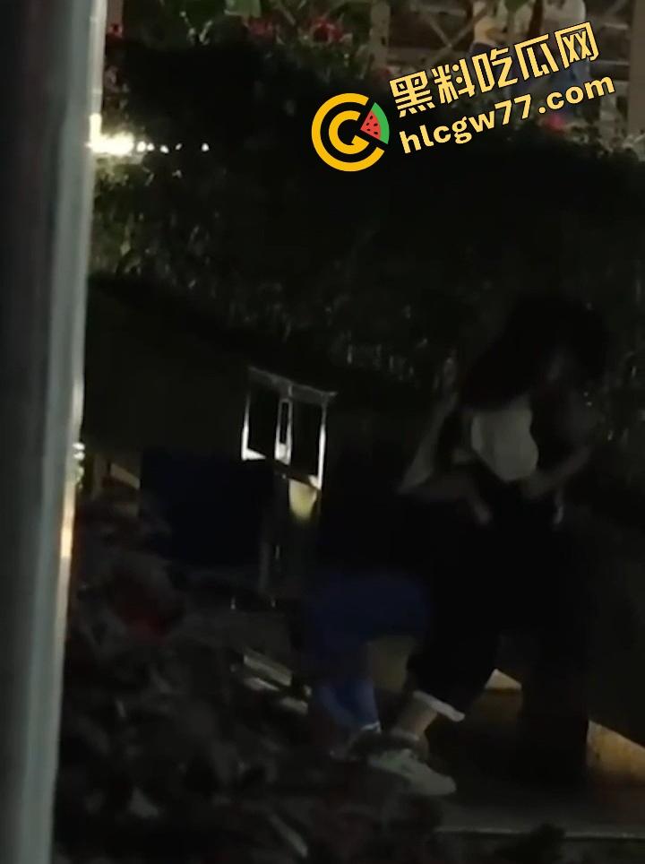 广东食品药品职院情侣操场野战,女友逼痒坐男友腿蹭逼蹭到湿,小哥握腰狂挺差点就插进去!-7