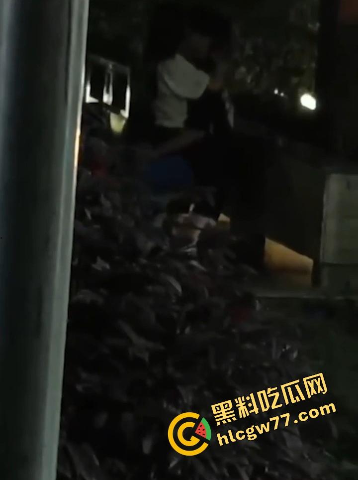 广东食品药品职院情侣操场野战,女友逼痒坐男友腿蹭逼蹭到湿,小哥握腰狂挺差点就插进去!-8