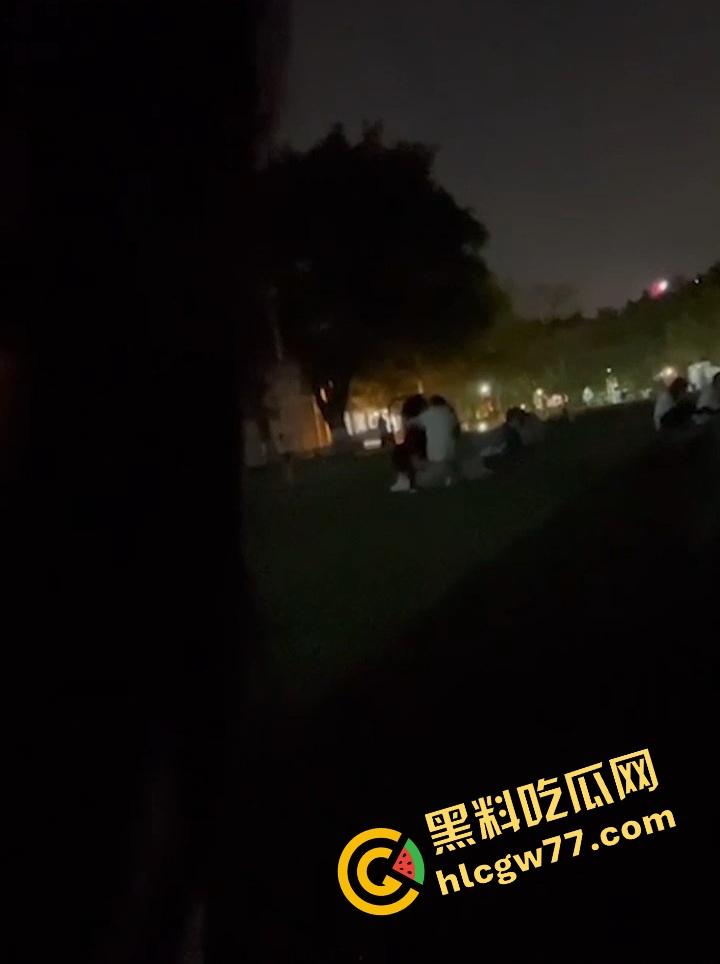 广东食品药品职院情侣操场野战,女友逼痒坐男友腿蹭逼蹭到湿,小哥握腰狂挺差点就插进去!-9
