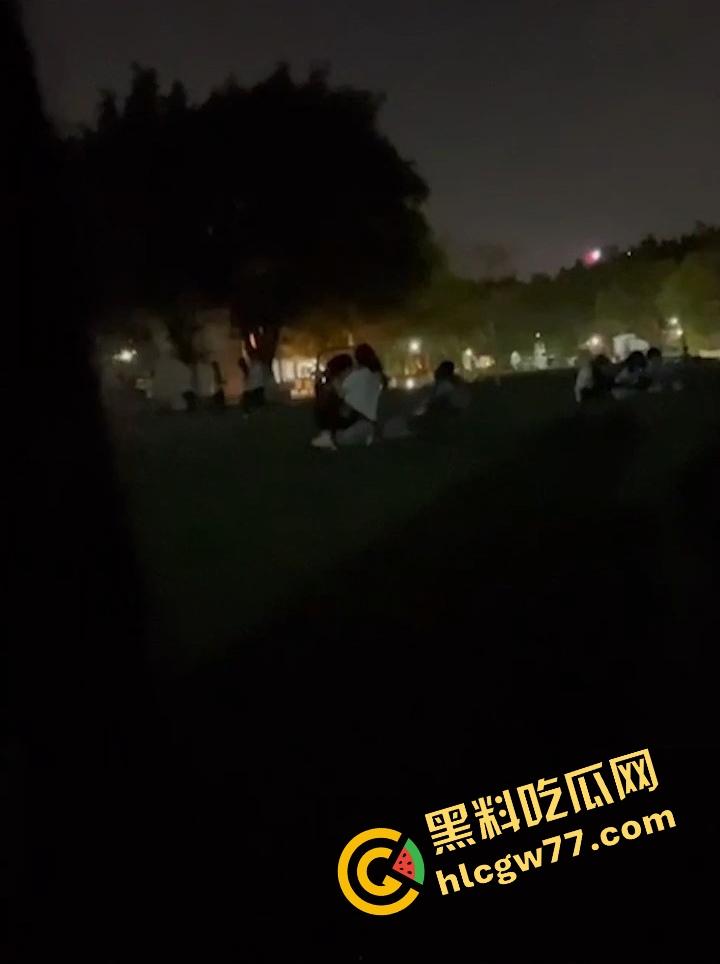 广东食品药品职院情侣操场野战,女友逼痒坐男友腿蹭逼蹭到湿,小哥握腰狂挺差点就插进去!-10