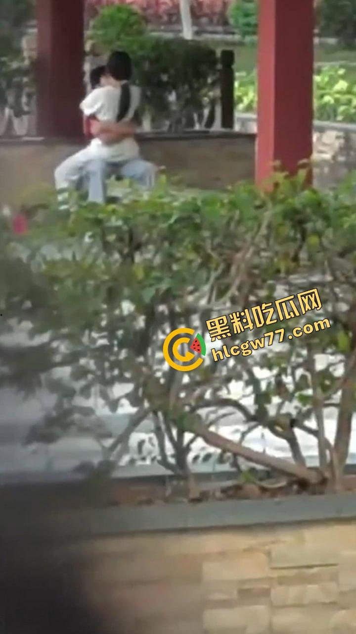 广东食品药品职院情侣操场野战,女友逼痒坐男友腿蹭逼蹭到湿,小哥握腰狂挺差点就插进去!-11