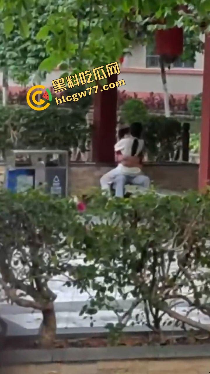 广东食品药品职院情侣操场野战,女友逼痒坐男友腿蹭逼蹭到湿,小哥握腰狂挺差点就插进去!-12