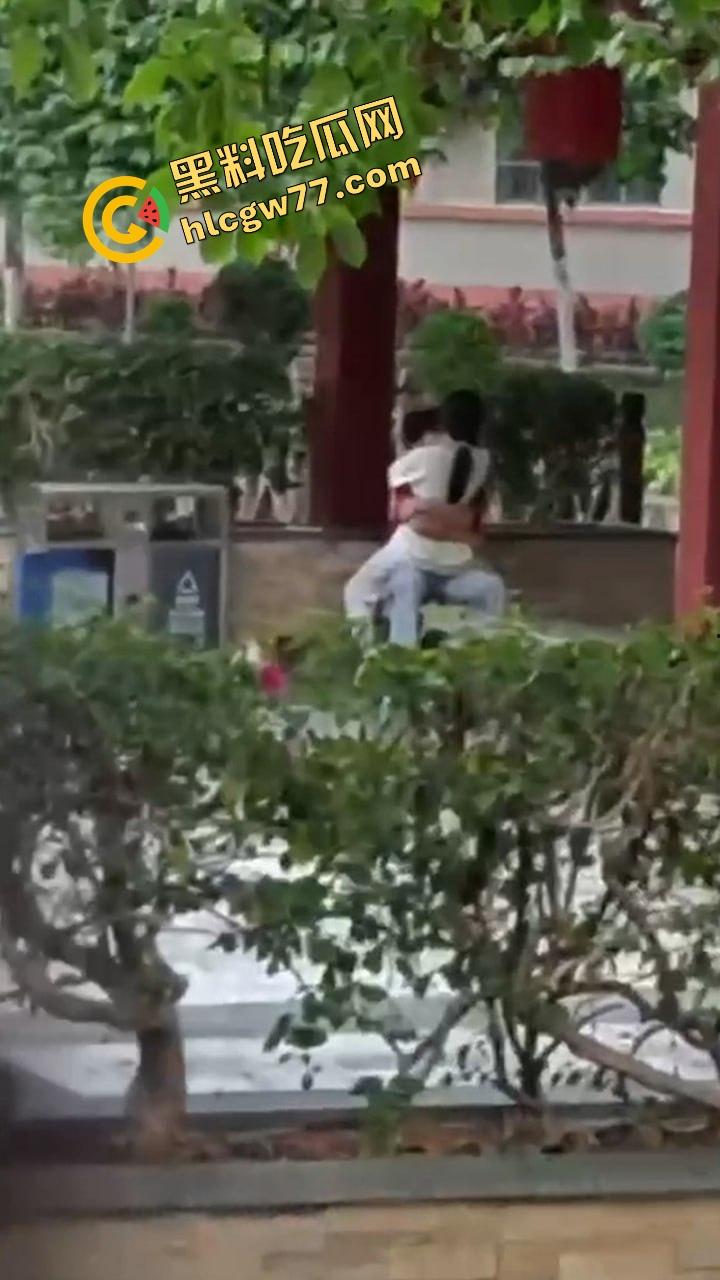广东食品药品职院情侣操场野战,女友逼痒坐男友腿蹭逼蹭到湿,小哥握腰狂挺差点就插进去!-14