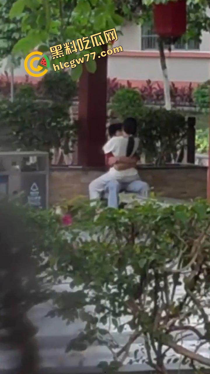 广东食品药品职院情侣操场野战,女友逼痒坐男友腿蹭逼蹭到湿,小哥握腰狂挺差点就插进去!-15