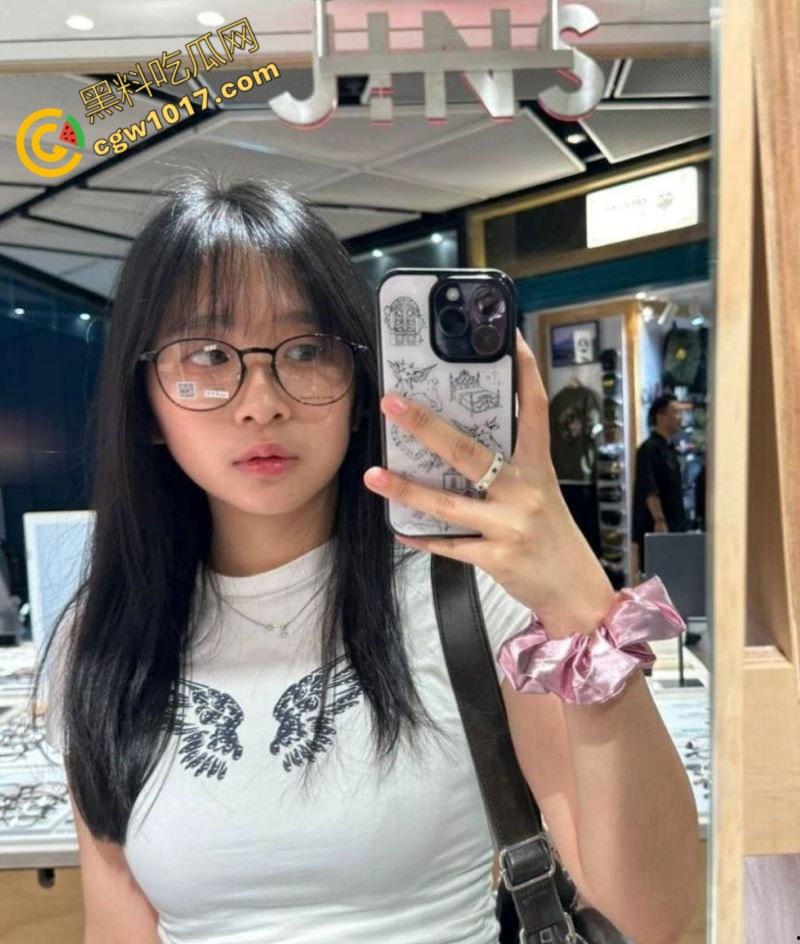 广西大学奇耻大辱！清纯校花【杨昕怡】激情性爱曝光：JK制服撩裙深喉互动，美乳晃荡挑逗连连！-1