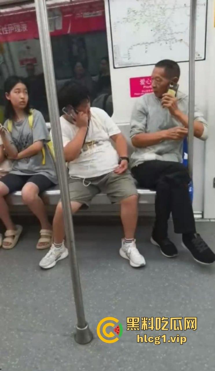 大爷:你换个人摸可好?女子地铁内多次摸大爷身体吓跑同排乘客!-2