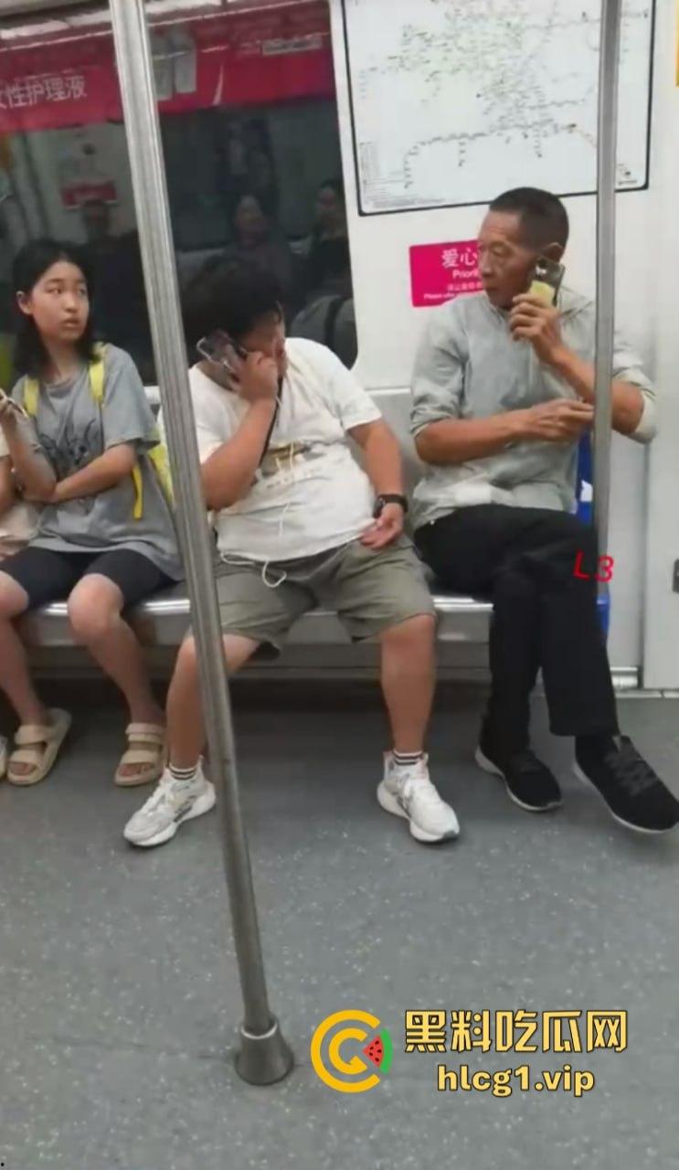 大爷:你换个人摸可好?女子地铁内多次摸大爷身体吓跑同排乘客!-4