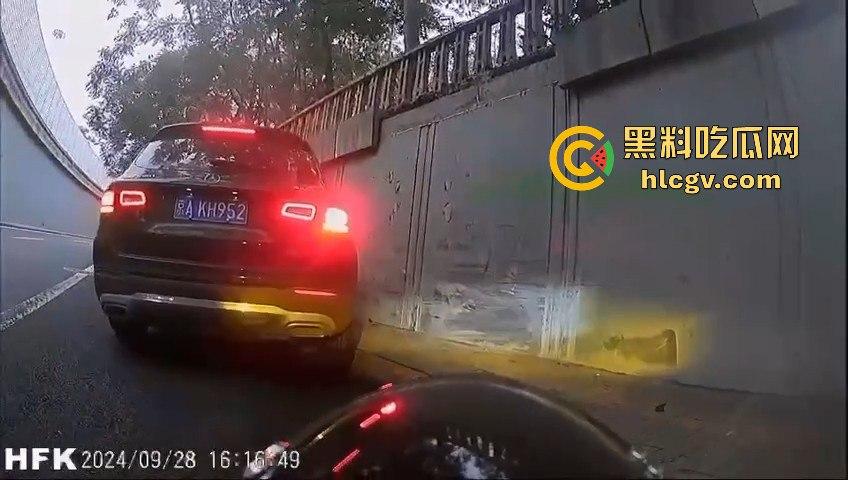 北四环惊现悲剧！奔驰疑似斗气车酿祸，街拍摄影师拐角拍照惨遭撞死！-4