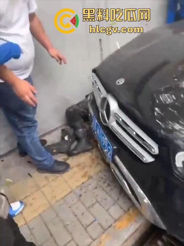 北四环惊现悲剧！奔驰疑似斗气车酿祸，街拍摄影师拐角拍照惨遭撞死！-9