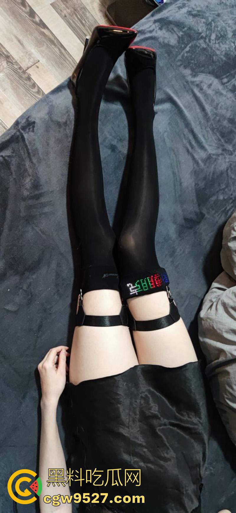 贵州最骚酒店前台【夏媛轩】，学生时期和继父通奸，还和男友兄弟一起3p，和领导同事1v7群p，太刺激了！-7