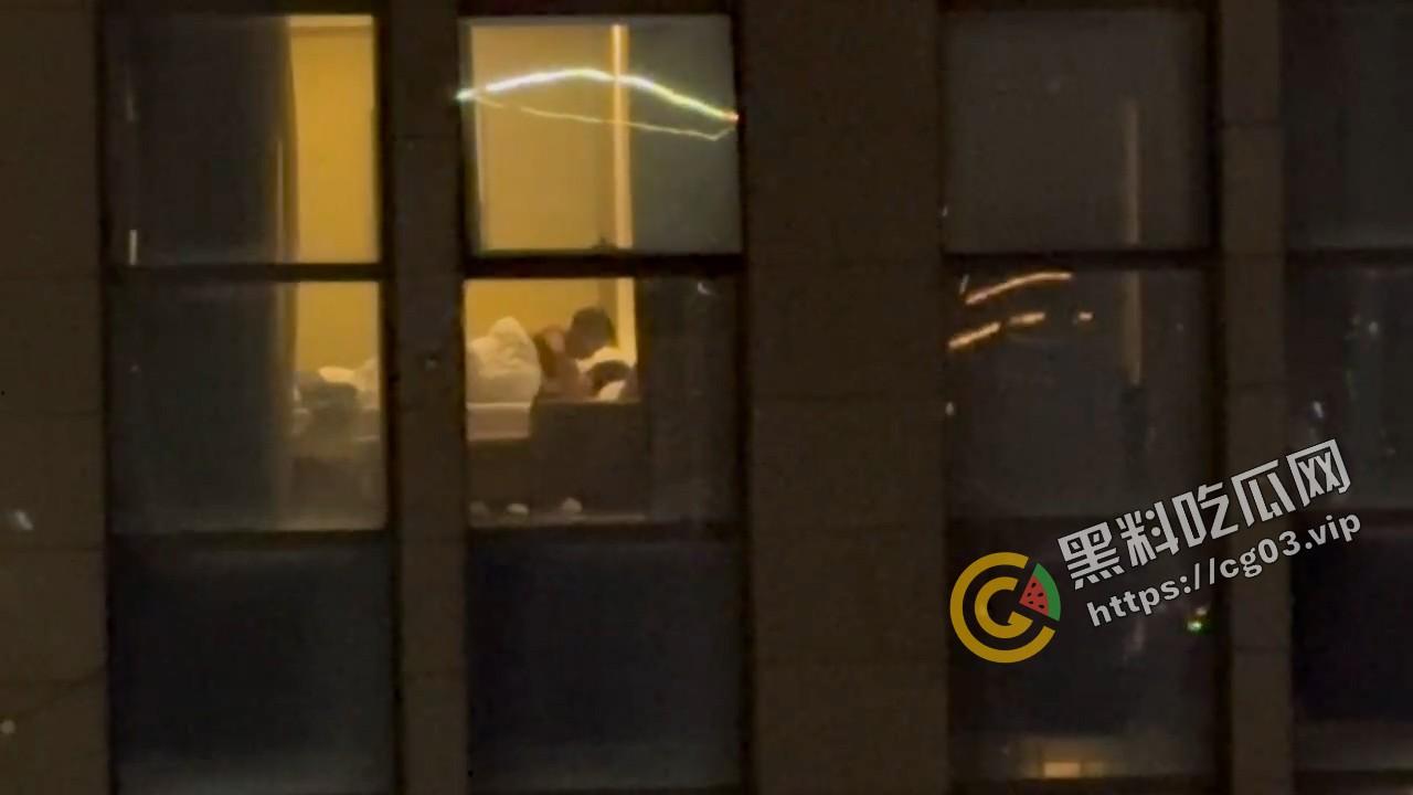偷拍酒店落地窗激情床戏 疑似叫鸡-1