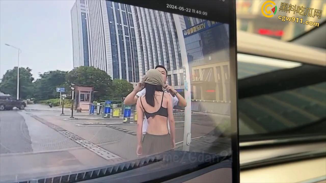 新能源汽车监控画面,小仙女一生气就开始脱衣服,男朋友不要阻拦啊,这是想自己出丑还是丢男友的脸呢 ?-6