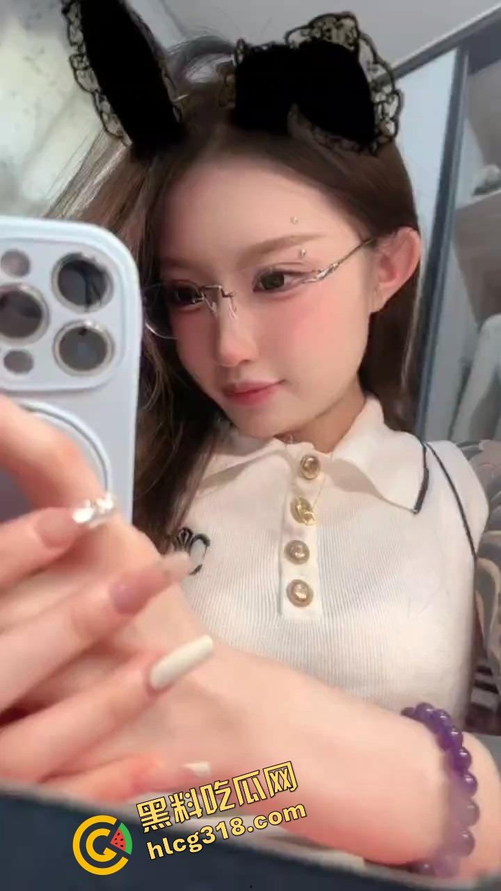 抖音精神小妹『讨厌坏男人』舌钉反差母狗嘴上说不要吐舌头,身上纹满背与胸,男人看了都忍不住!-3