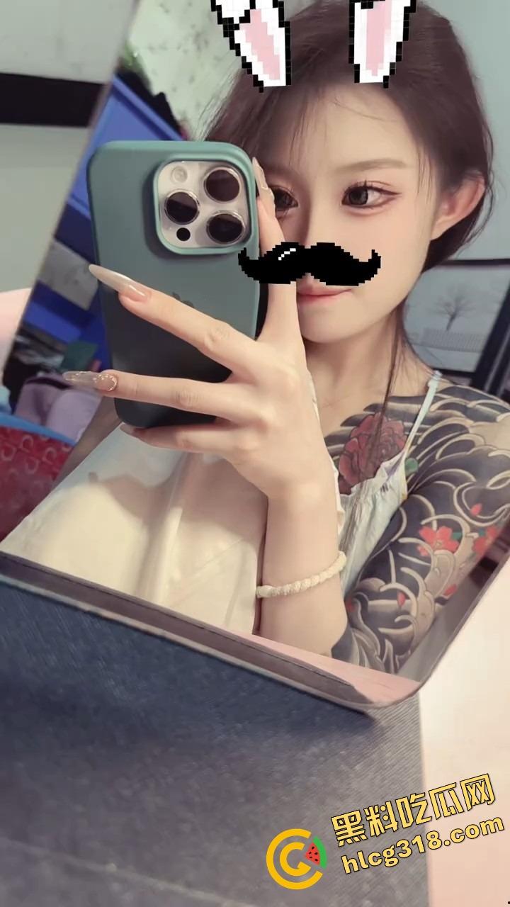 抖音精神小妹『讨厌坏男人』舌钉反差母狗嘴上说不要吐舌头,身上纹满背与胸,男人看了都忍不住!-8