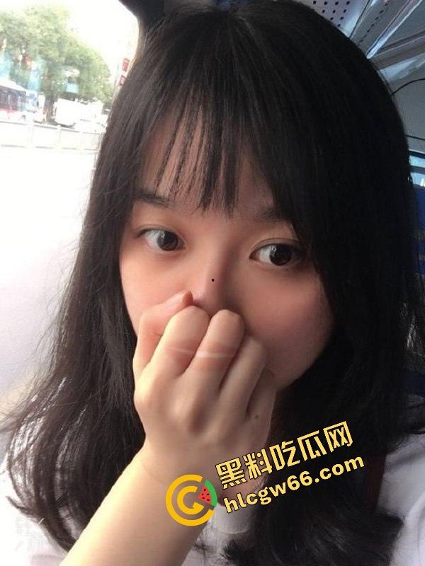 黄山技校反差骚妹【李丹尼】酒店黑丝口交全程曝光,大鲍鱼开发成通道,开房爽到喷水!-2