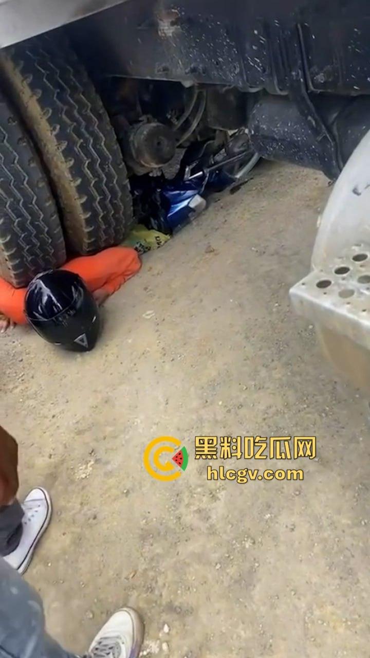 胆小别点！多米尼加高速车祸致三人碾成肉饼 无码实拍曝光惨烈现场-7