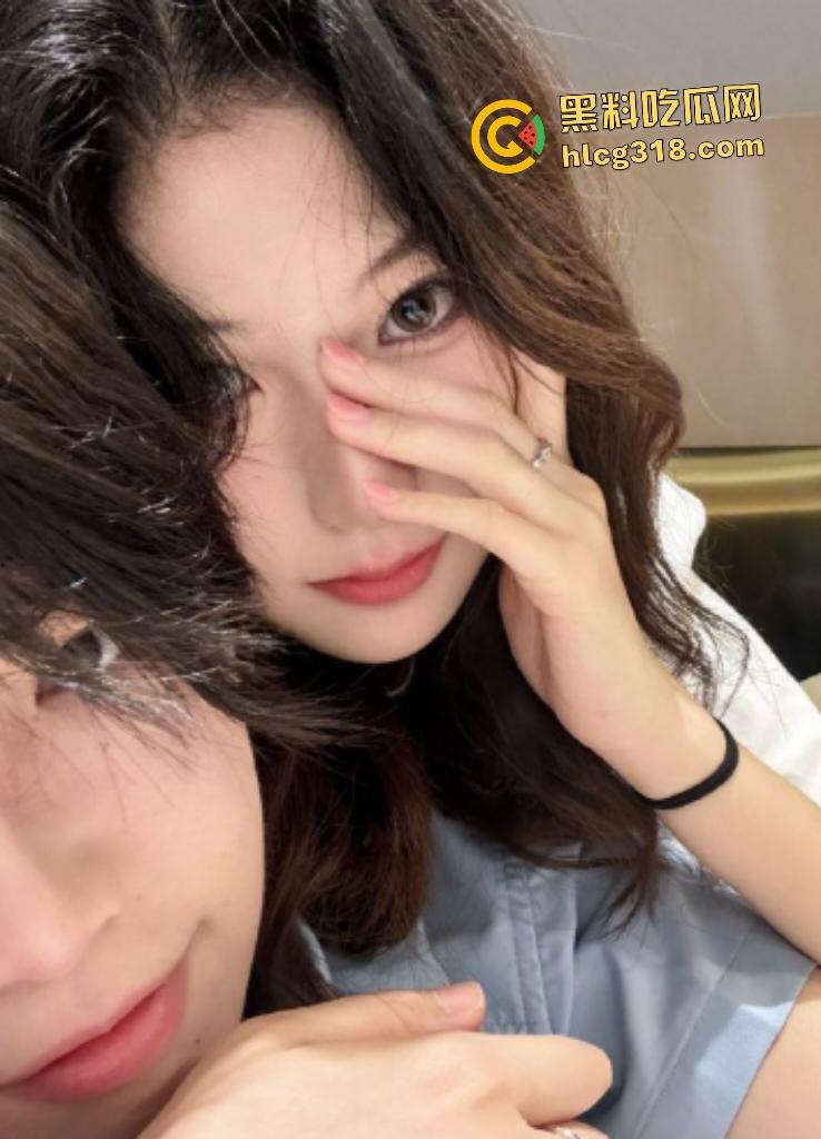 南京超高颜值女大【李婉晴】娇嫩身材被男友调教，透明服装抹精油，口爆足交样样精通！-1