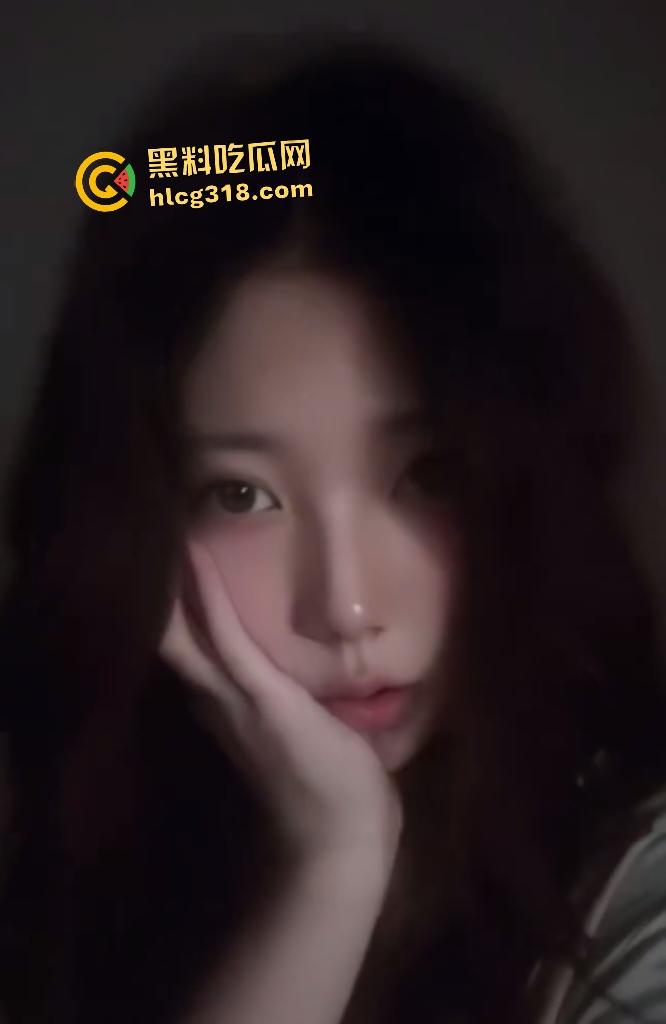 南京超高颜值女大【李婉晴】娇嫩身材被男友调教，透明服装抹精油，口爆足交样样精通！-2