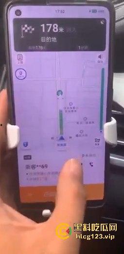 滴滴车里演出活春宫!女乘客后排抠逼,司机吓得连头都不敢回!-2