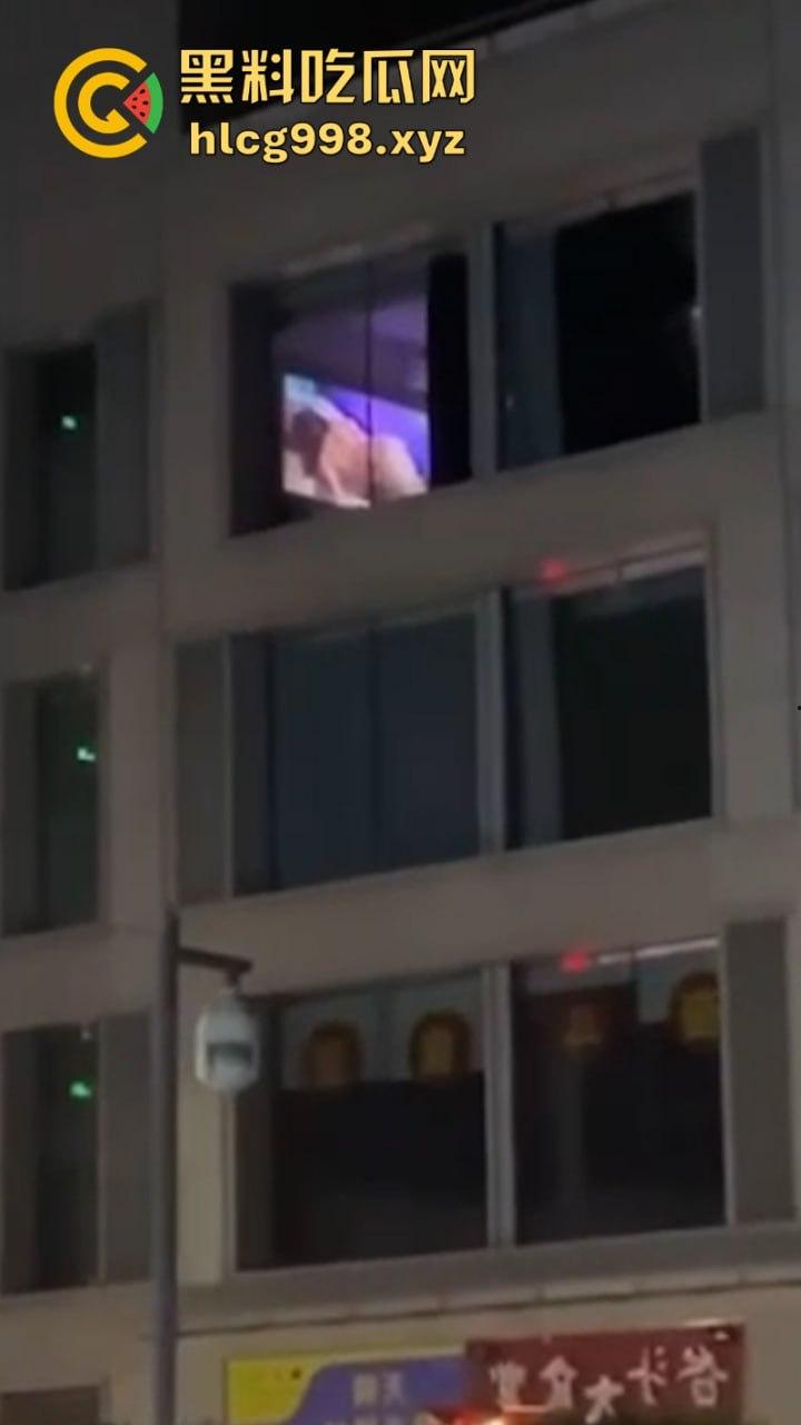 单身小伙在家不拉窗帘巨幕看A片 搞得楼下人尽皆知 这也太社死了-3